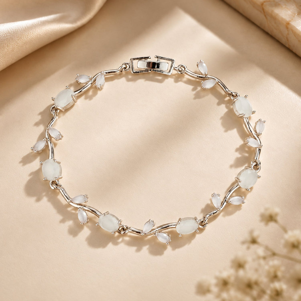 Sparkling Essentials Frost Vine Tulip Bracelet