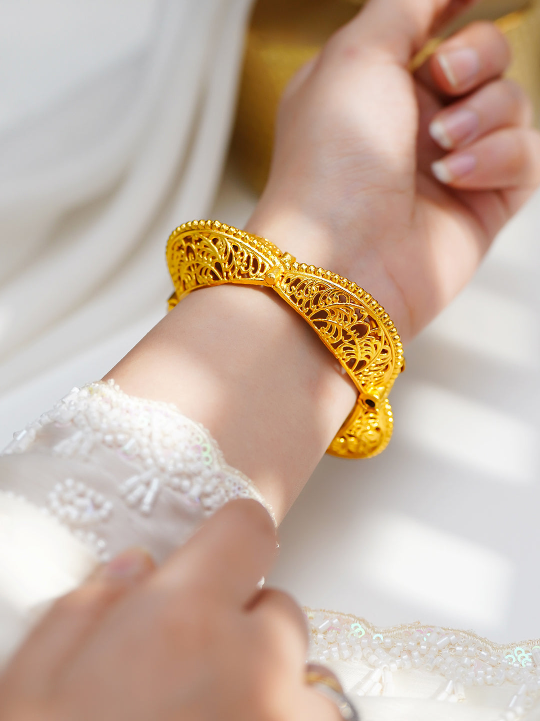 Golden Lacework Openable Bracelet